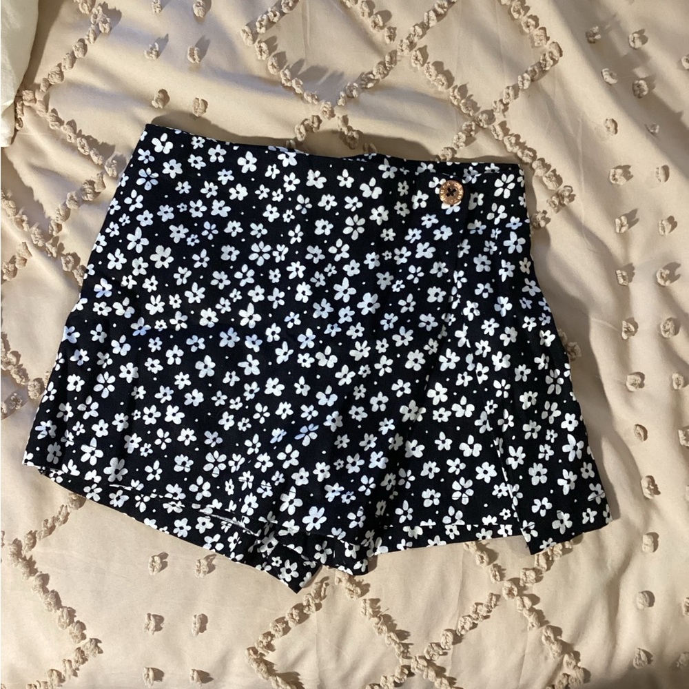Kids Vince Camuto Black and White Floral Skort